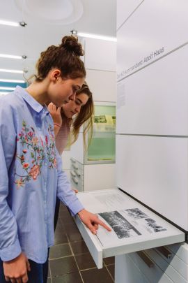 zwei Mädchen in der Erinnerungs- und Gedenkstätte Wewelsburg